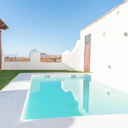 Antigua Piscina Privada Villa